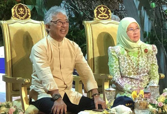 Al-Sultan Abdullah dan Tunku Azizah mencemar duli ke Pesta Kuantan 188 yang berlangsung di Kuantan 188, malam tadi. - Gambar Bernama