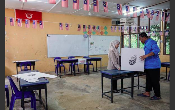 Petugas SPR melakukan persiapan bagi saluran undi untuk hari pengundian bagi Pilihan Raya Kecil DUN N.43 Nenggiri di Sekolah Kebangsaan Pulat, Gua Musang, semalam