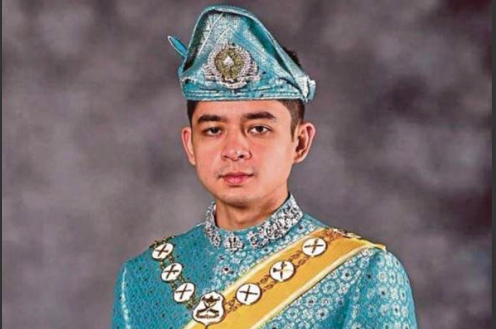 Tengku Hassanal menzahirkan kemurkaan dan terkilan atas tindakan Muhyiddin yang secara sengaja dan sinis mempertikaikan tugas dan peranan Al-Sultan Abdullah sewaktu baginda menjadi Yang di-Pertuan Agong ke-16.