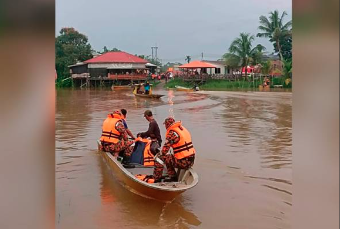 Anggota pasukan penyelamat melakukan kerja-kerja mencari tiga pelajar yang dikhuatiri hilang selepas perahu yang mereka naiki untuk ke sekolah karam di Kampung Selampit, Lundu.