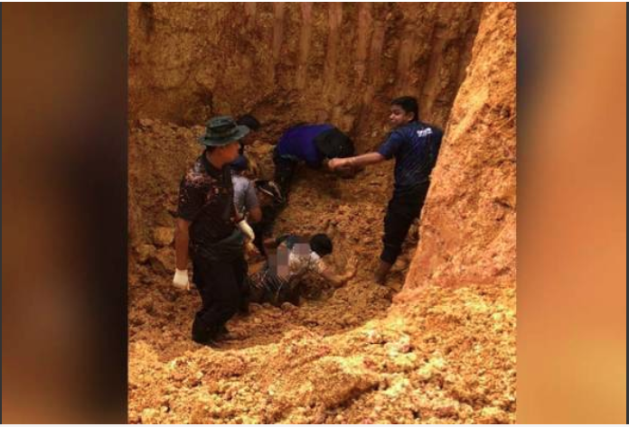 Akibat runtuhan tanah dinding lubang lokasi pemusnahan bom menyebabkan dua anggota unit berkenaan dari IPK Johor tertimbus dan mengalami kecederaan.