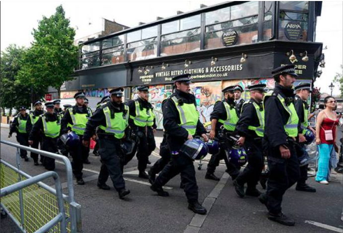 Anggota polis mengawal ketat di kawasan Ladbroke Grove ketika Karnival Notting Hill berlangsung.