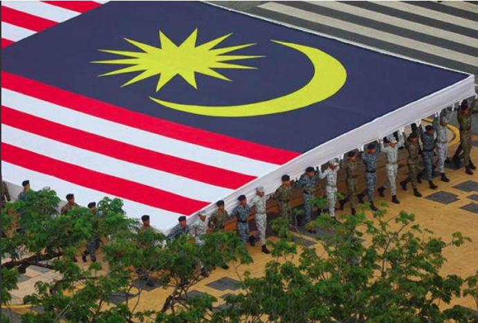 Seramai 100 Pegawai Kadet Akademi Latihan Ketenteraan, Universiti Pertahanan Nasional membawa Jalur Gemilang berukuran 80x40 kaki pada Sambutan Hari Kebangsaan 2024 di Dataran Putrajaya.