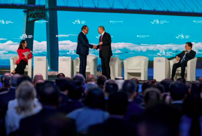 Perdana Menteri Anwar berjabat tangan dengan Presiden Rusia, Vladimir Putin pada sesi pleno Forum Ekonomi Timur kesembilan (EEF) di Vladivostok.