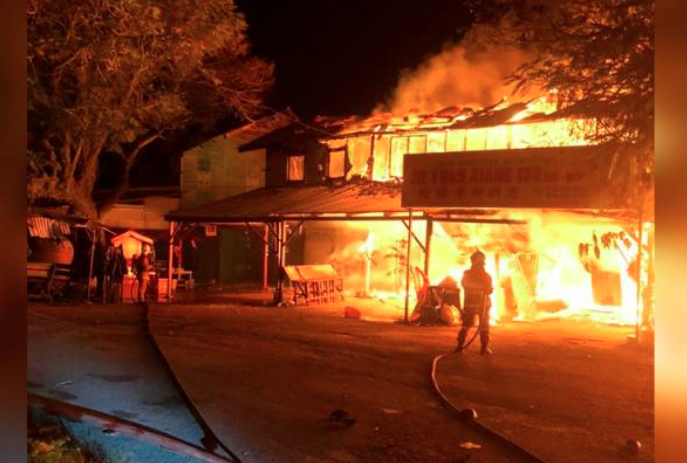 Lima unit kedai dua tingkat di Jalan Rungkup, Sungai Tiang (berhampiran Klinik Kesihatan), Selekoh, Hutan Melintang, musnah dijilat api dalam kebakaran malam tadi.