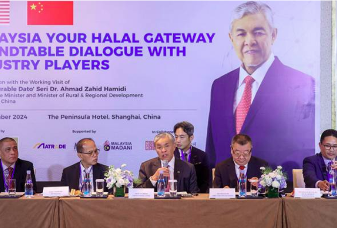 Ahmad Zahid (tiga, kiri) mengetuai delegasi Malaysia dalam sesi meja bulat Forum Perniagaan Halal Malaysia-China, di Shanghai, 10 Sept 2024. Turut kelihatan, Wan Rosdy (dua, kiri) dan Saarani.