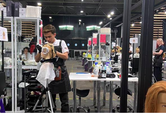 Salah seorang belia Malaysia, Muhammad Nasran Ahmad, sedang melaksanakan tugasan yang diberikan pada WorldSkills Competition ke-47 di Euroexpo, Lyon, Perancis, 11 Sept 2024.