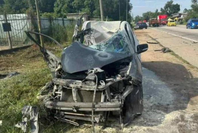 Keadaan kereta dipandu mangsa selepas terbabit kemalangan melibatkan tiga kenderaan di Kilometer 44, Jalan Kuantan-Kemaman di sini pada Sabtu.