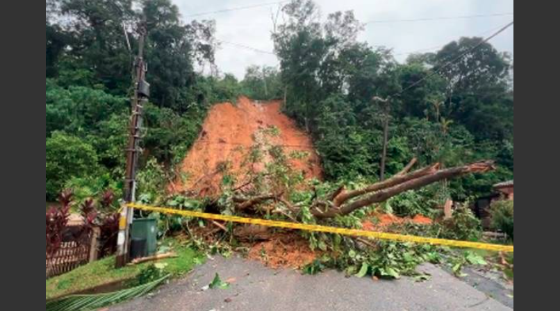 Kejadian tanah runtuh tersebut tular di media sosial melalui video yang menunjukkan runtuhan tanah berlaku berhampiran kawasan perumahan.