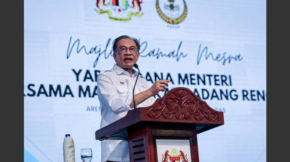 Perdana Menteri Datuk Seri Anwar Ibrahim menyampaikan ucapan pada Majlis Ramah Mesra Perdana Menteri Bersama Masyarakat Padang Rengas di Arena Square Pekan Isnin hari ini. - Foto Bernama