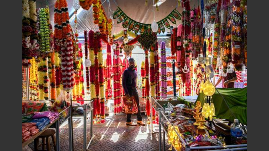 Pengunjung melihat perhiasan yang dijual ketika tinjauan sempena persiapan sambutan Deepavali di Little India, Brickfield hari ini. - Gambar/ Bernama