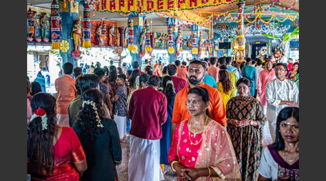 Penganut Hindu hadir di Kuil Kallumalai Arulmigu Subramaniar Gunung Cheroh, Ipoh, bagi menyempurnakan upacara keagamaan sempena sambutan Deepavali ketika tinjauan Bernama hari ini.