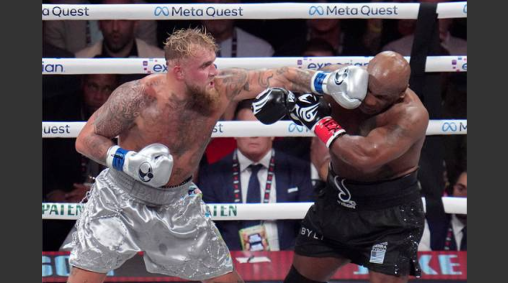 Bekas juara dunia Mike Tyson kecundang di tangan Jake Paul dalam aksi tinju yang berlangsung di Stadium AT&T, Texas, pada Sabtu. - Foto AP/Julio Cortez