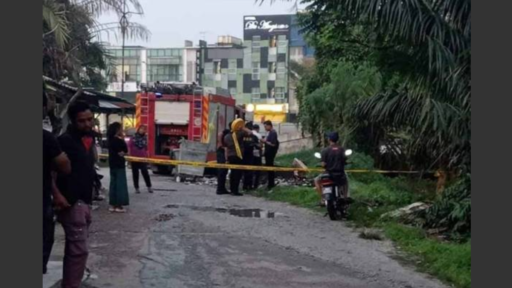 Pasukan penyelamat membuka pos kawalan tempat kejadian (PKTK) di lokasi kejadian untuk menjalankan operasi pencarian mangsa. - Gambar/ Sinar Harian