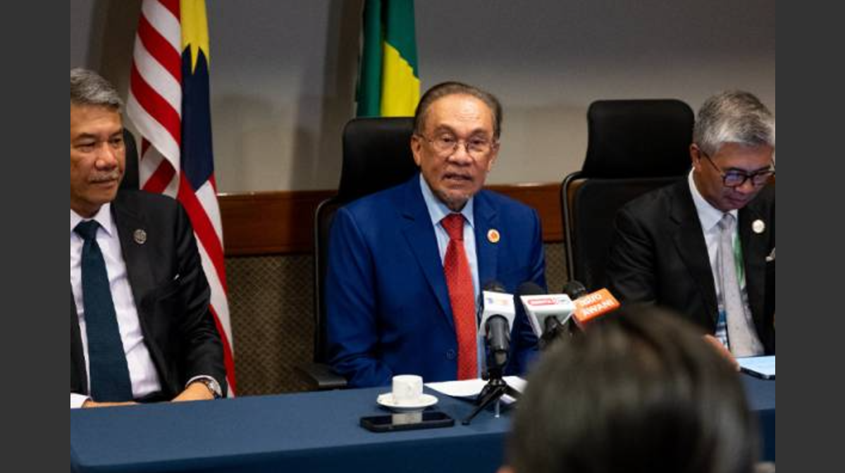 Perdana Menteri bercakap pada sidang media bersama media Malaysia seiring lawatan kerja ke Brazil sempena Sidang Kemuncak G20 di Brazil. - Foto PMO