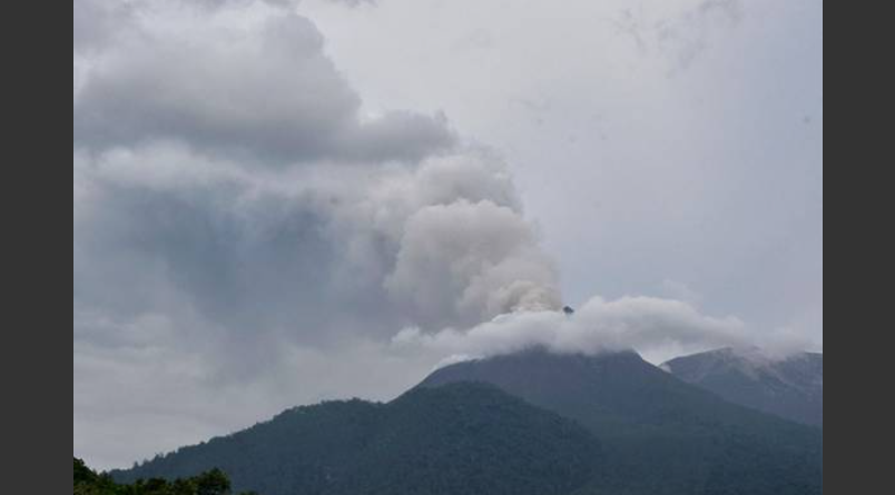 PVMBG menggesa penduduk sekitar Gunung Lewotobi Laki-Laki, termasuk pelawat dan pelancong supaya mengelakkan aktiviti dalam radius tujuh kilometer dari pusat letusan. - Gambar/ AP