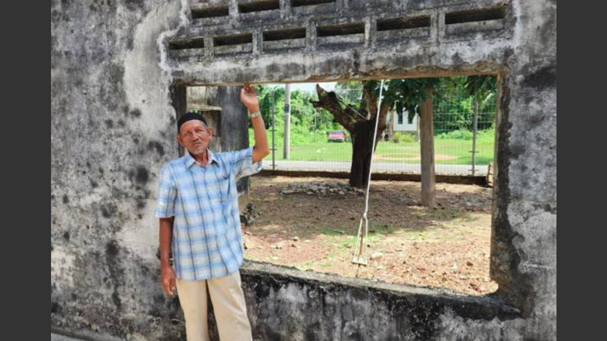 Che Man (foto) kehilangan kakak sulungnya dalam tragedi tersebut. Dia dan keluarganya mengalami trauma yang mendalam, dengan kenangan kejadian itu masih segar dalam ingatan mereka hingga kini.