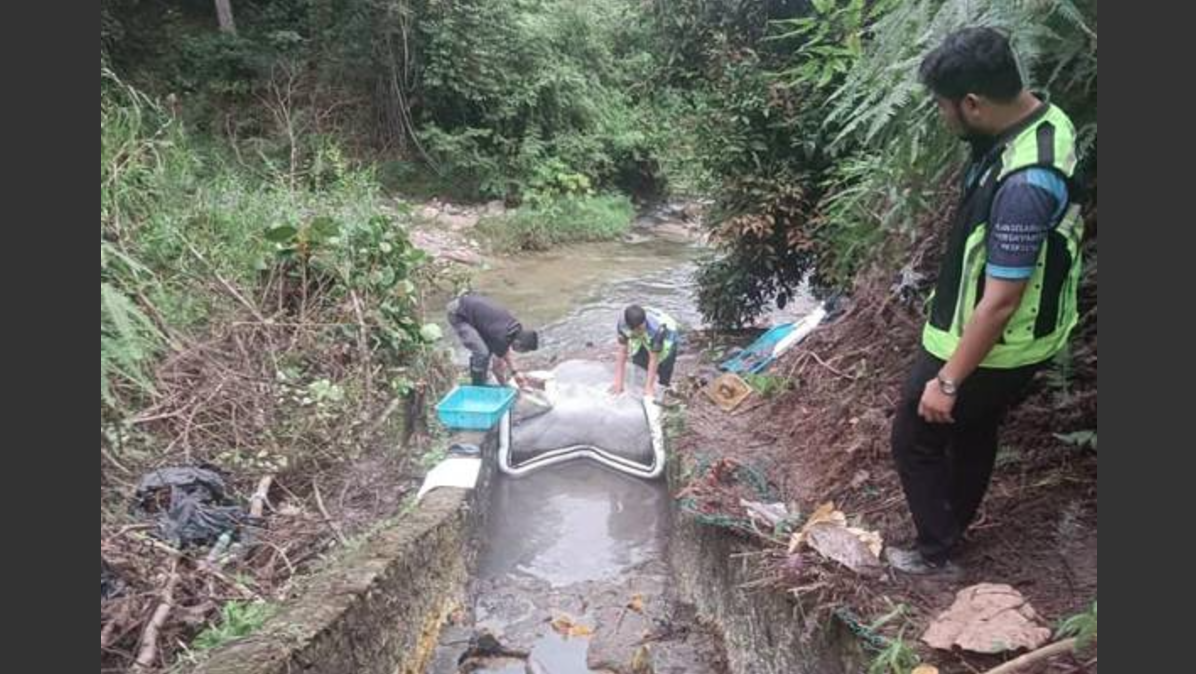 LUAS berkata, tiada gangguan kepada Sungai Gombak sepanjang kerja pembersihan dijalankan. - Gambar/ LUAS