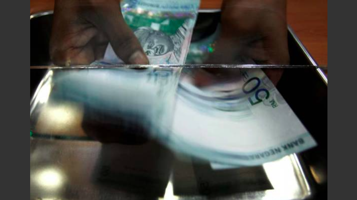 Pada 6 petang ini, ringgit diniagakan pada paras 4.4680/4750 berbanding dolar AS, susut sedikit daripada 4.4670/4715 pada akhir dagangan semalam. - Foto hiasan/REUTERS
