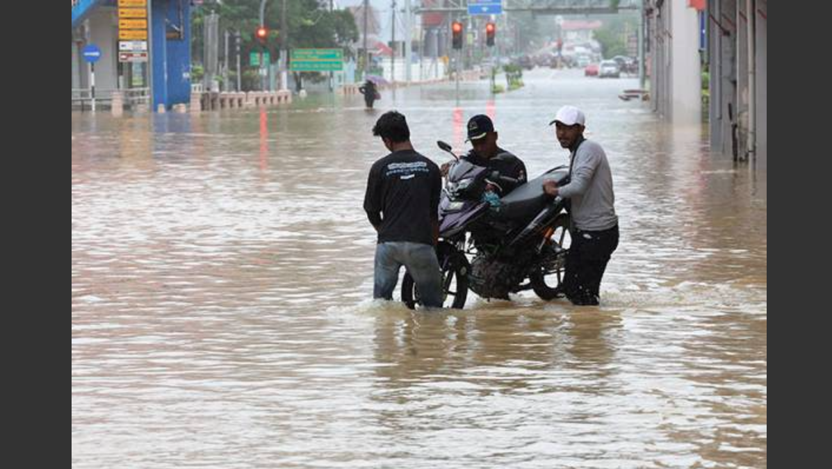 Johor kembali dilanda bencana alam itu akibat hujan lebat petang ini. -Gambar Bernama