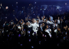 Aina Abdul Kejutkan Peminat dalam Konsert Jelajah Imaji dengan Vokal Mengasyikkan dan Kisah Kucing Kesayangan