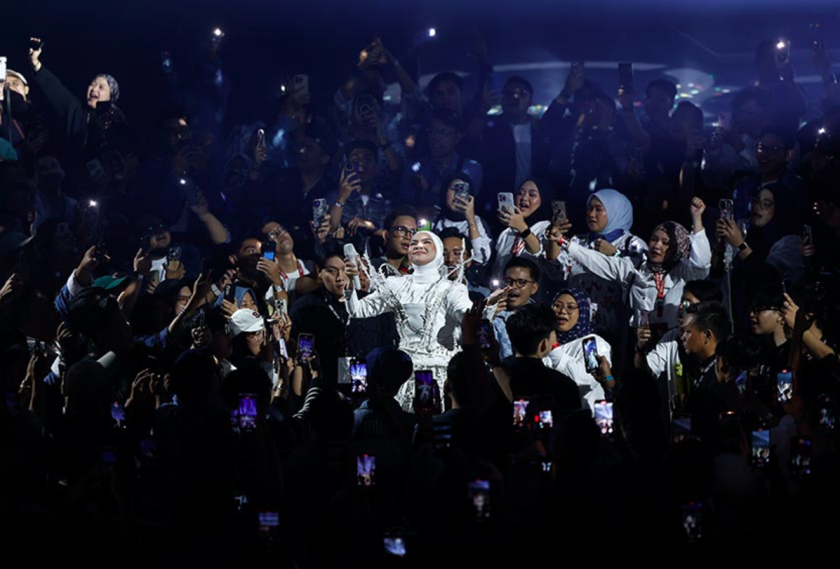 Aina Abdul sekali lagi berjaya mengubah pentas menjadi kanvas magis dengan alunan vokal menusuk kalbu serta visual futuristik yang memukau dalam konsert jelajah album Imaji di Zepp Kuala Lumpur, baru-baru ini.