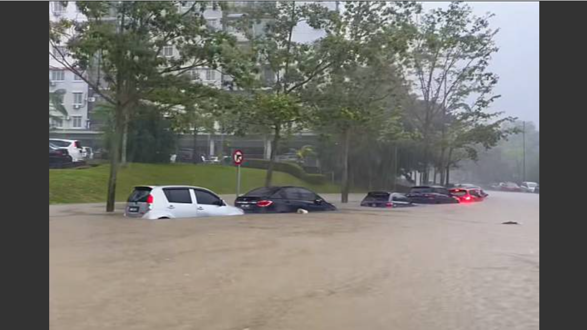 Kejadian banjir kilat itu berlaku susulan hujan lebat di kawasan Putrajaya sejak beberapa jam. - Gambar/ Ihsan pembaca