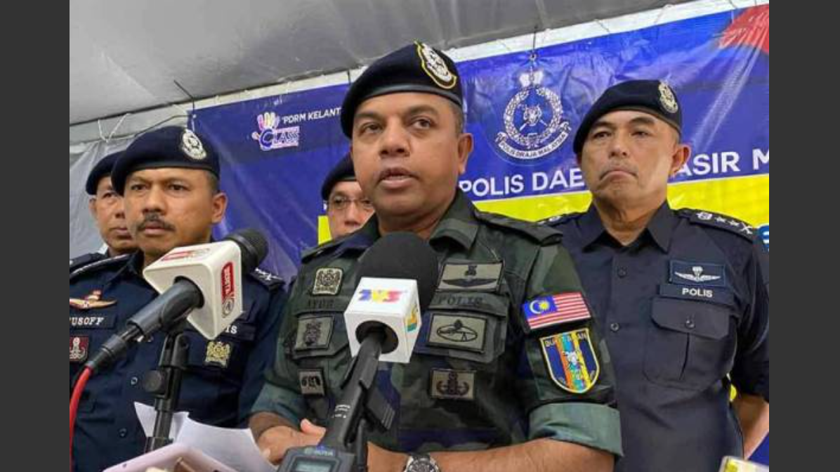 Ayob Khan (tengah) semasa sidang akhbar di Balai Polis Repek, Pasir Mas pada Ahad.